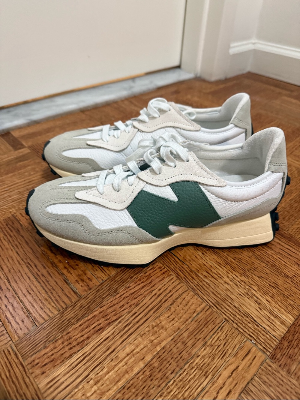 New Balance 327 - Geeen / Grey - never worn. W 10.5 US / M 9 US
